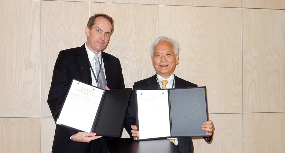 STINT’s Executive Director Dr Andreas Göthenberg and JST’s President Dr Michinari Hamaguchi. Photo: JST.